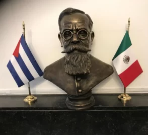 Busto en bronce de Venustiano Carranza en Cuba