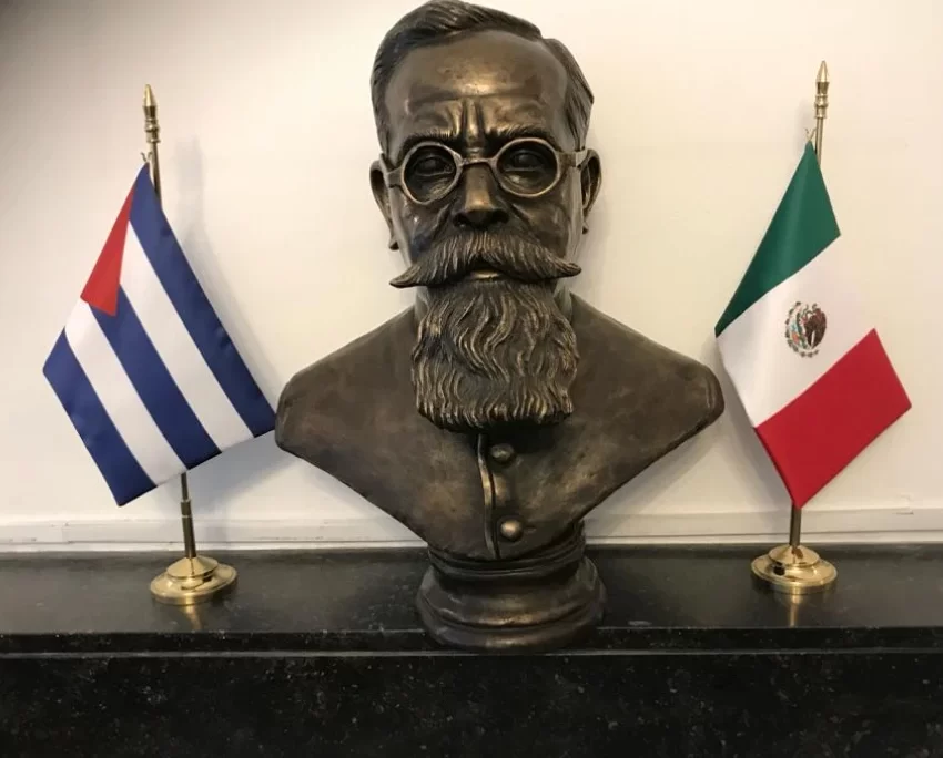 Busto en bronce de Venustiano Carranza en Cuba